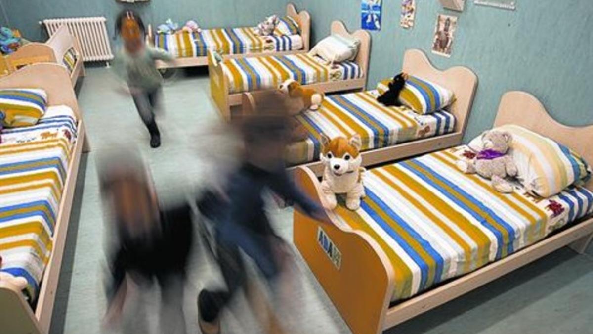 Varios niños tutelados corren en la habitación que ocupan en un CRAE, en el 2011.