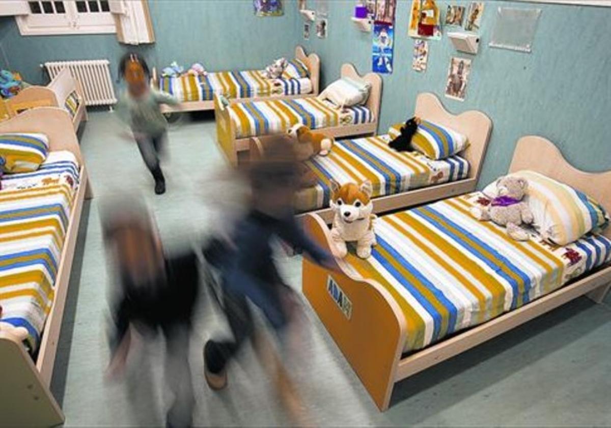 Diversos nens tutelats corren a l’habitació que ocupen en un CRAE, el 2011. Diversos nens tutelats corren a l’habitació que ocupen en un CRAE, el 2011.