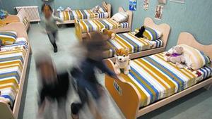 Diversos nens tutelats corren a l’habitació que ocupen en un CRAE, el 2011.