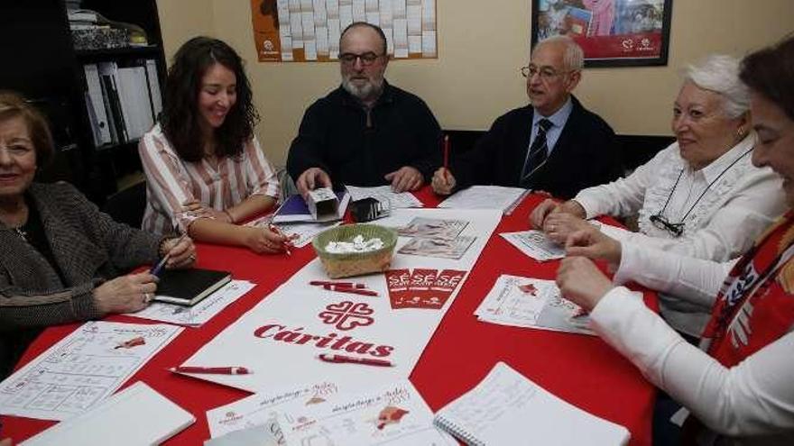 Por la izquierda, Angelita Carrillo, Bárbara Fernández, Vicente Pañeda, Francisco Álvarez-Buylla, Juana Mari Riestra y Carmen Gutiérrez, en la presentación de la memoria de Cáritas del Arziprestazgo de Avilés.