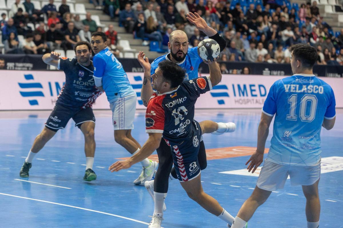 Las imágenes del partido de balonmano entre el Horneo Alicante y el Guadalajara