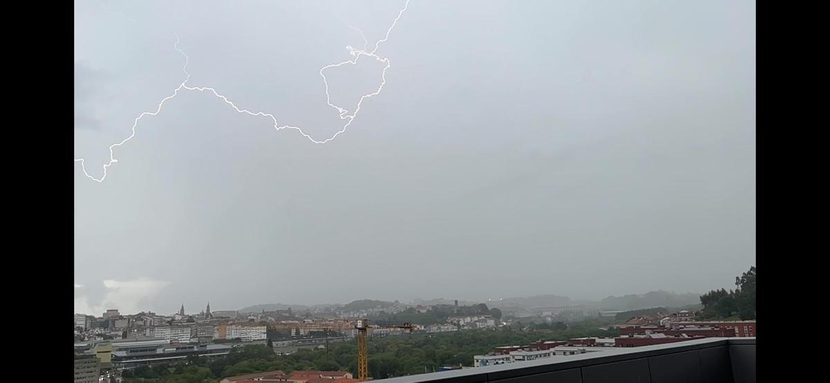 Imagen de uno de las decenas de rayos caídos este viernes por la tarde en Santiago