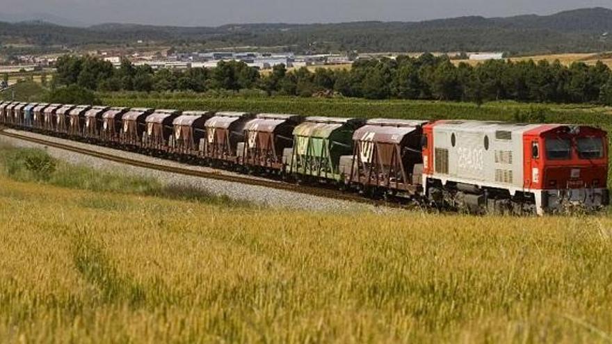 Un tren Ferrrocarrils de transport de potassa circulant pel Bages