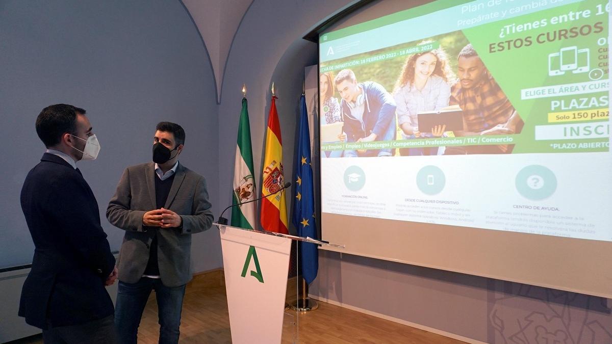 El delegado territorial de Empleo, Formación, Trabajo Autónomo, Transformación Económica, Industria, Conocimiento y Universidades, Ángel Herrador y el asesor de programas del Instituto Andaluz de la Juventud, Salvador García.