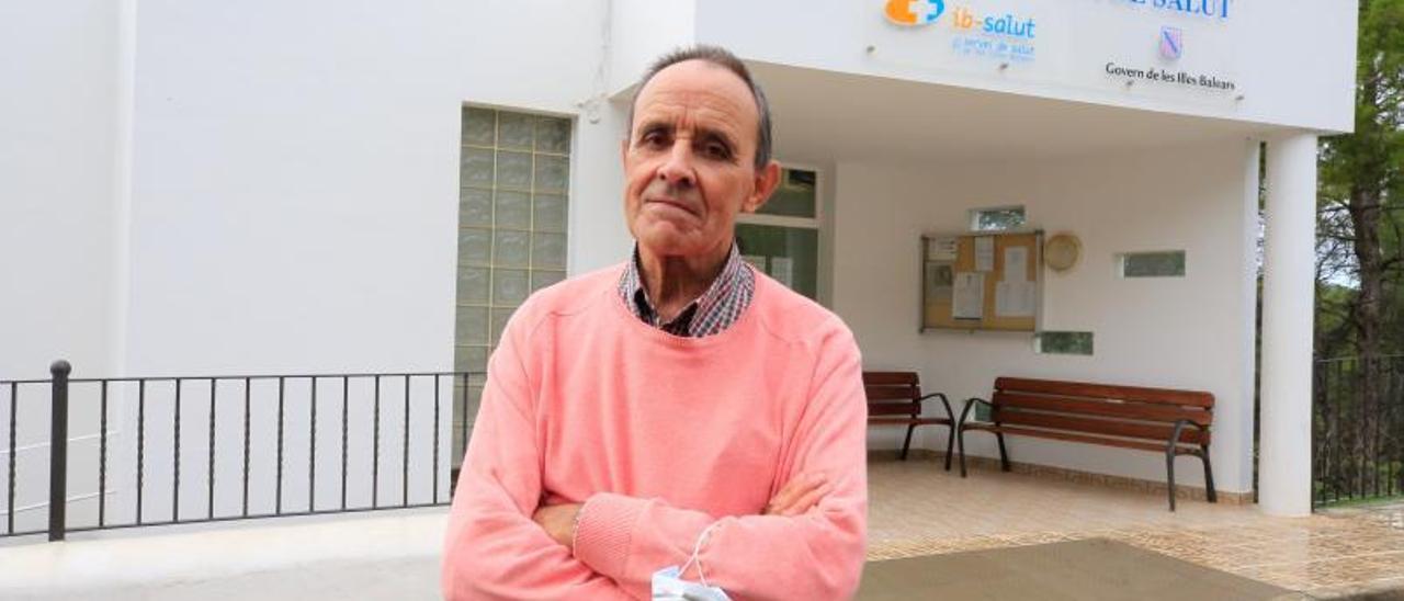 Toni Florit, ayer, frente a la unidad básica de salud de Sant Miquel.