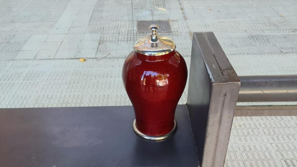 Extraño hallazgo en Zamora: una urna funeraria aparece en una parada de autobús.