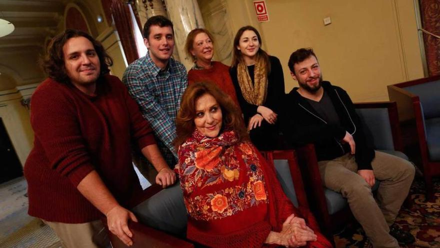 Los actores Jesús Gago, Adrián Grauman, Rosa Garnacho e Irene Calabuig, de pie; Olga María Ramos y el director Pablo Garnacho, sentados.