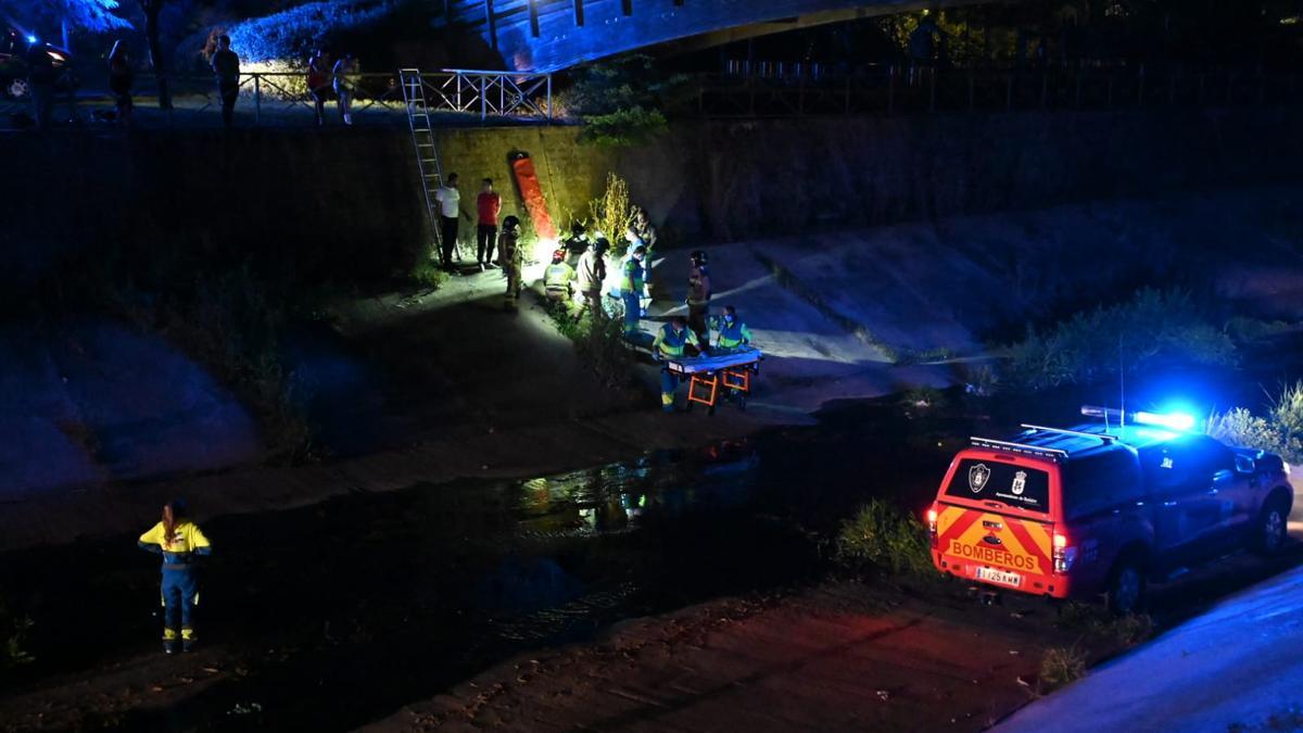 Los bomberos y los sanitarios del 112 durante el rescate del joven, este domingo por la noche en el arroyo Rivillas.