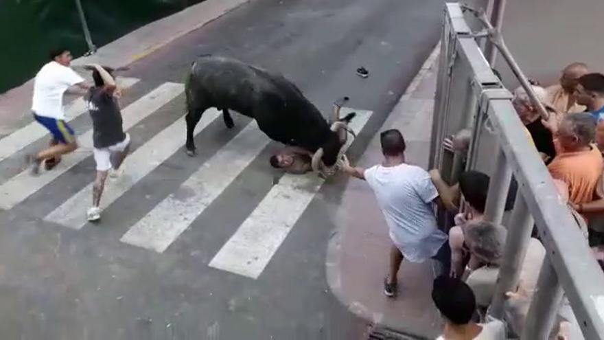 Cogida en el bou al carrer