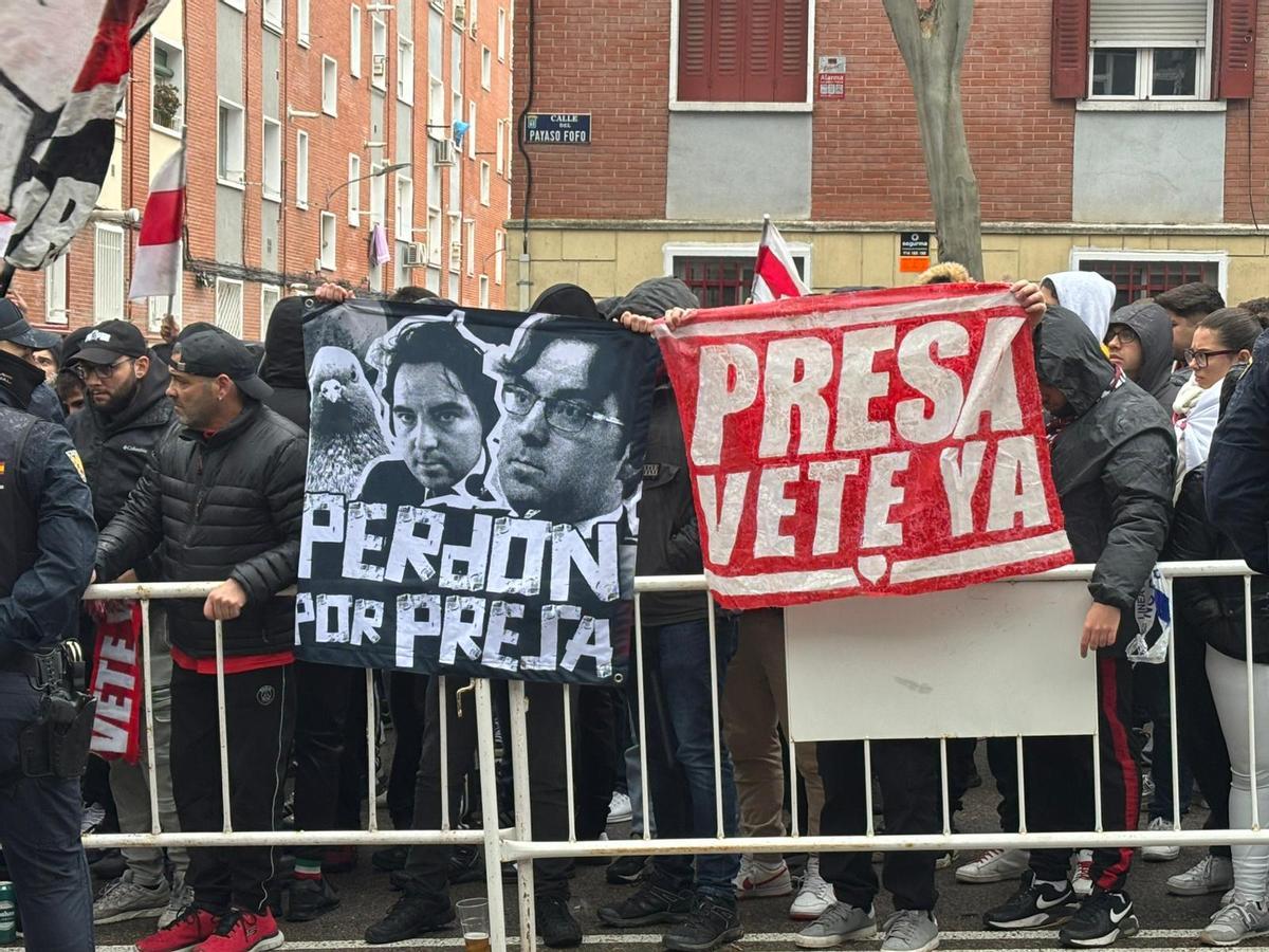 FOTOS: Indignación entre los aficionados azules por la suspensión del partido del Rayo Vallecano y el Real Oviedo FOTOS: Indignación entre los aficionados azules por la suspensión del partido del Rayo Vallecano y el Real Oviedo