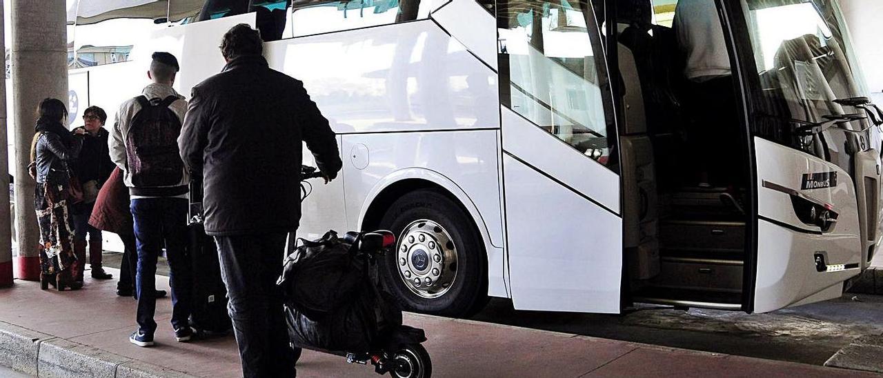 Gente en uno de los andenes de la estación de autobuses de Lalín.   | // BERNABÉ/JAVIER LALÍN