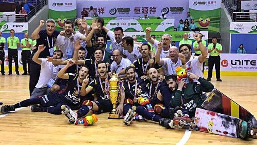 La selección española celebra el título de campeona del mundo en los Wolrd Roller Games de China.