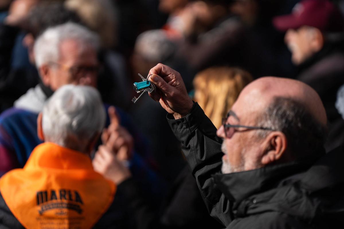 Un hombre sostiene sus llaves en forma de protesta ante la Casa Orsola, el mes de enero del año pasado.