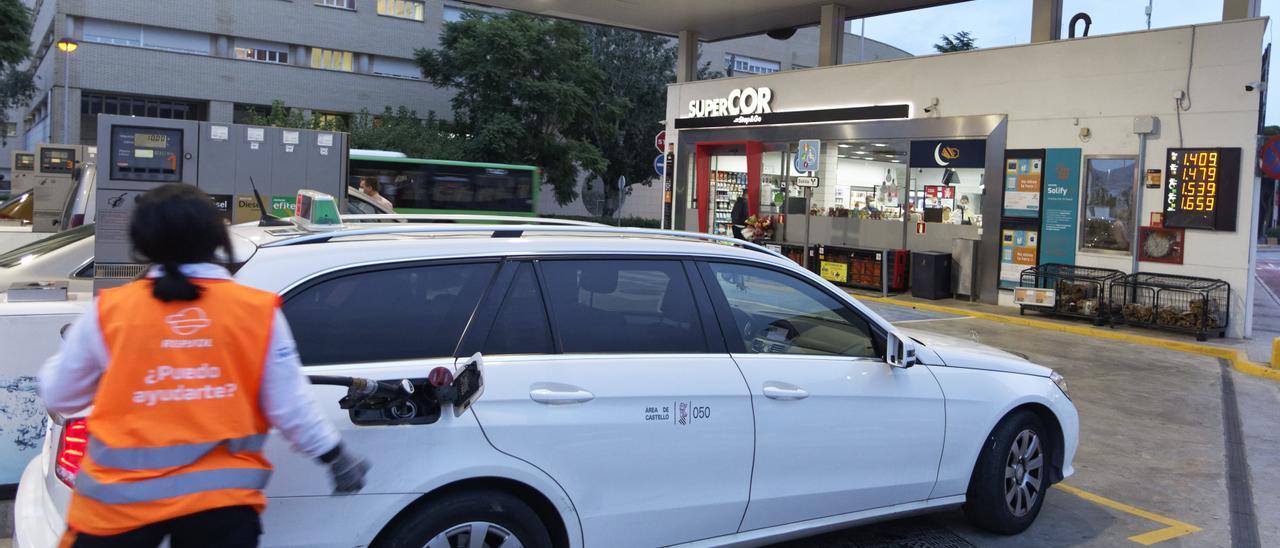 Imagen de una estación de servicio de Castelló. El precio de los combustible ha aumentado por encima del 25% desde enero