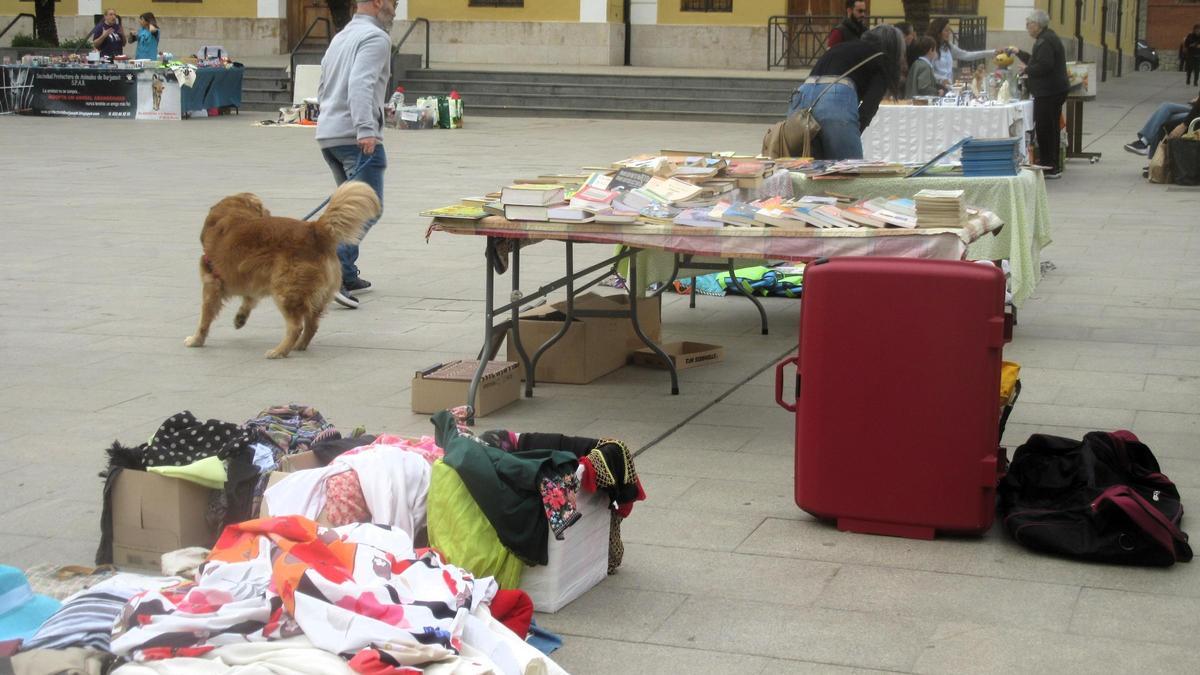 Rastrillo Solidario de la SPAB el domingo por la mañana en la plaza del Ayuntamiento.