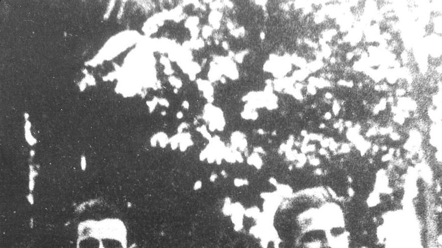 José Díaz Ramos y Saturnino Barneto Atienza fueron amigos entrañables, compañeros de lucha obrera afiliados al anarquismo desde su juventud, luego dirigentes claves del comunismo sevillanos desde 1927. Ambos aparecen fotografiados en el Parque de María Luisa en 1926. / Francisco José de Jesús Pareja