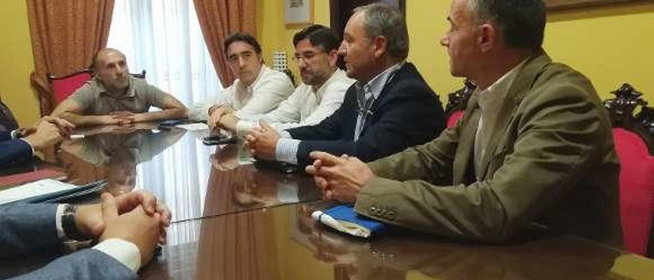 El alcalde, ayer, reunido con técnicos de IBM en España. // I. Osorio