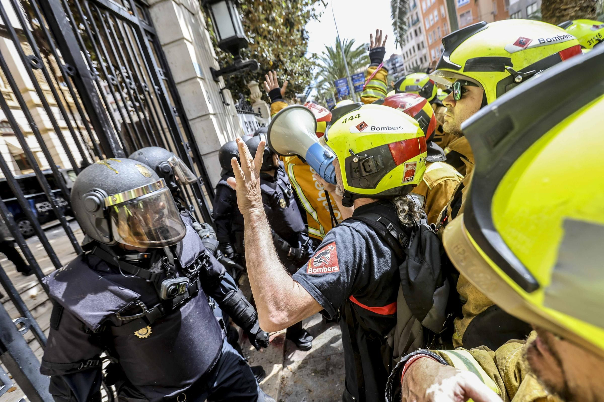 Protesta de los bomberos frente a la Diputación de Alicante