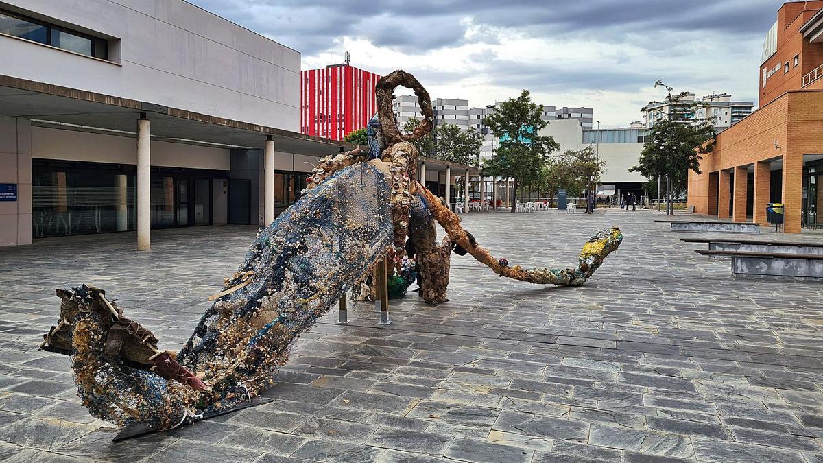 El calamar gigante elaborado con basura recogida del fondo del mar por la Cofradía de Pescadores de Gandia.