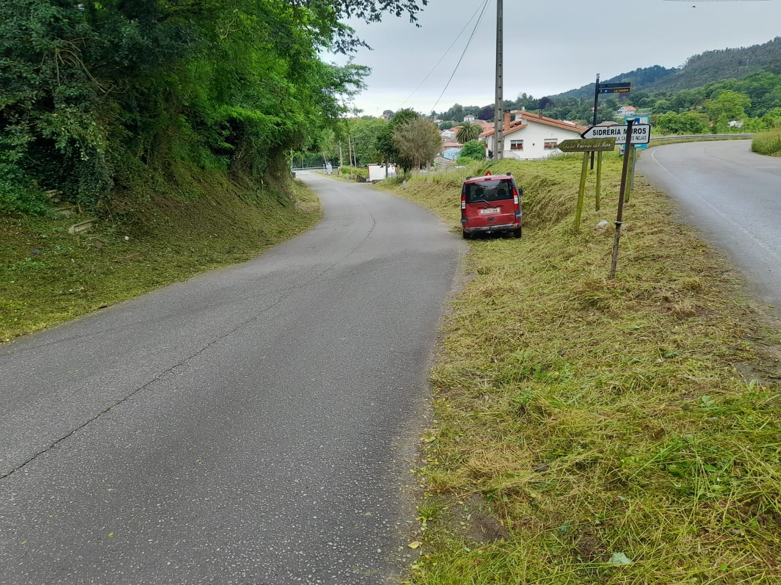 Actuaciones de desbroce y limpieza en cinco pueblos y en la senda costera de Llanes