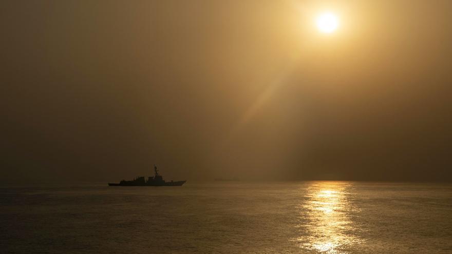 La Marina Británica asegura que un barco atacado en el mar Rojo &quot;está en llamas y hundiéndose&quot;