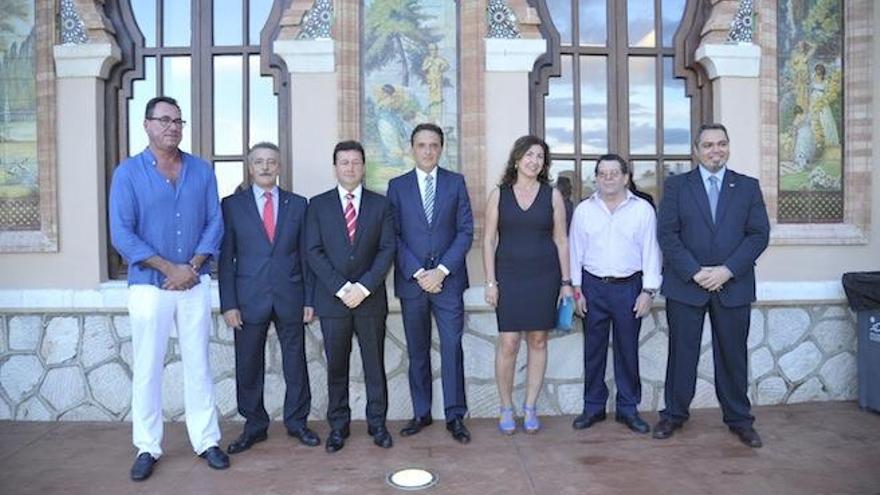 En el centro, Manuel Molina, junto a José Ortiz y Monsalud Bautista, con el resto de premiados.