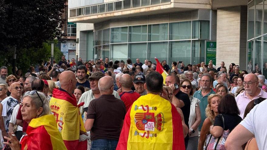 Miles de personas claman en San Vicente, El Campello, Sant Joan y Mutxamel "contra la invasión" en Ceuta