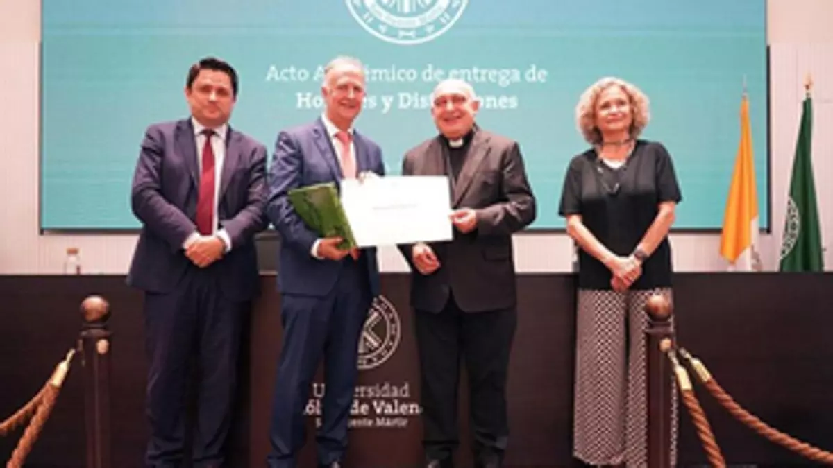 La Universidad Católica distingue al alzireño Aureliano Lairón al jubilarse como profesor