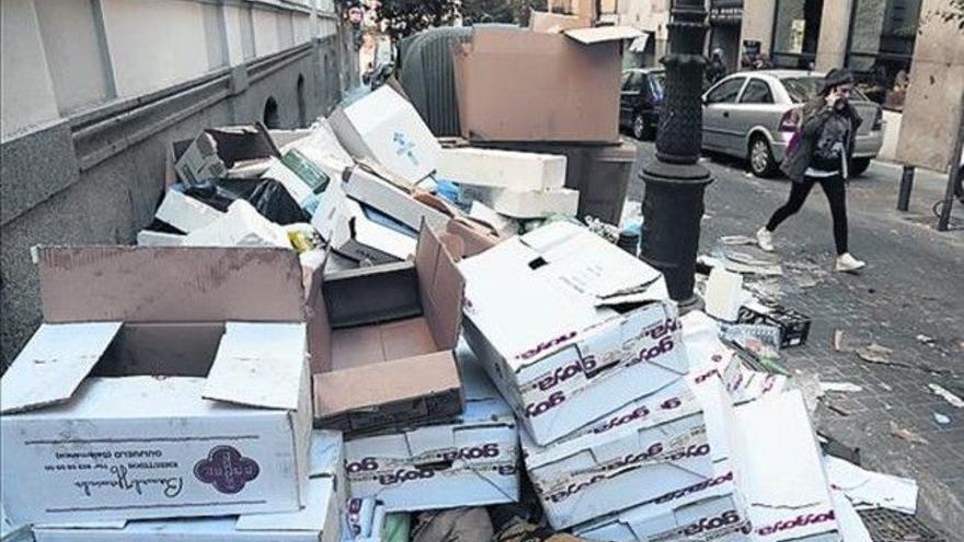Acumulación de desperdicios en varios puntos de Madrid, ayer.