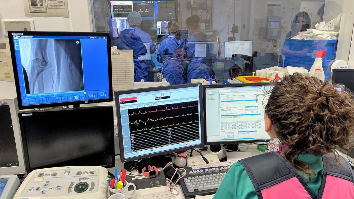 El equipo de cardiología intervencionista del Hospital Sant Joan d'Alacant con un paciente
