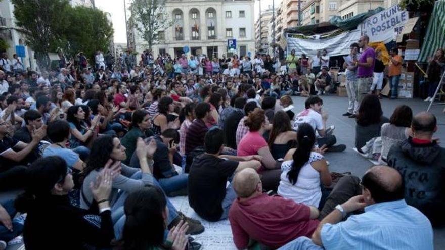 Los indignados forman una asociación y acampan una semana más en Alicante