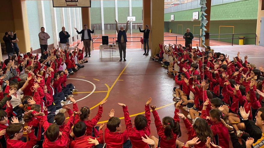 Los compañeros de Olivia despidiendo a la pequeña en el Corazón de María.