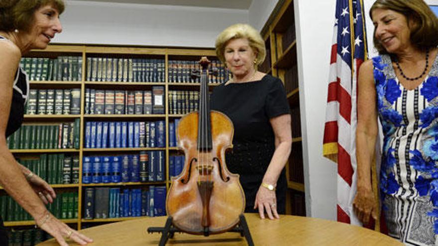 La familia de Totenberg observan el violín Stradivarius