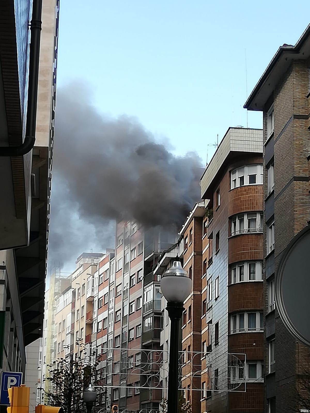 Espectacular incendio de un ático en Gijón