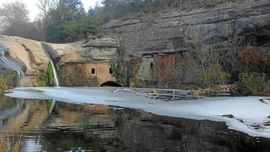 El torrent, ple d&#039;escuma, al seu pas pel Molí de Brotons, diumenge