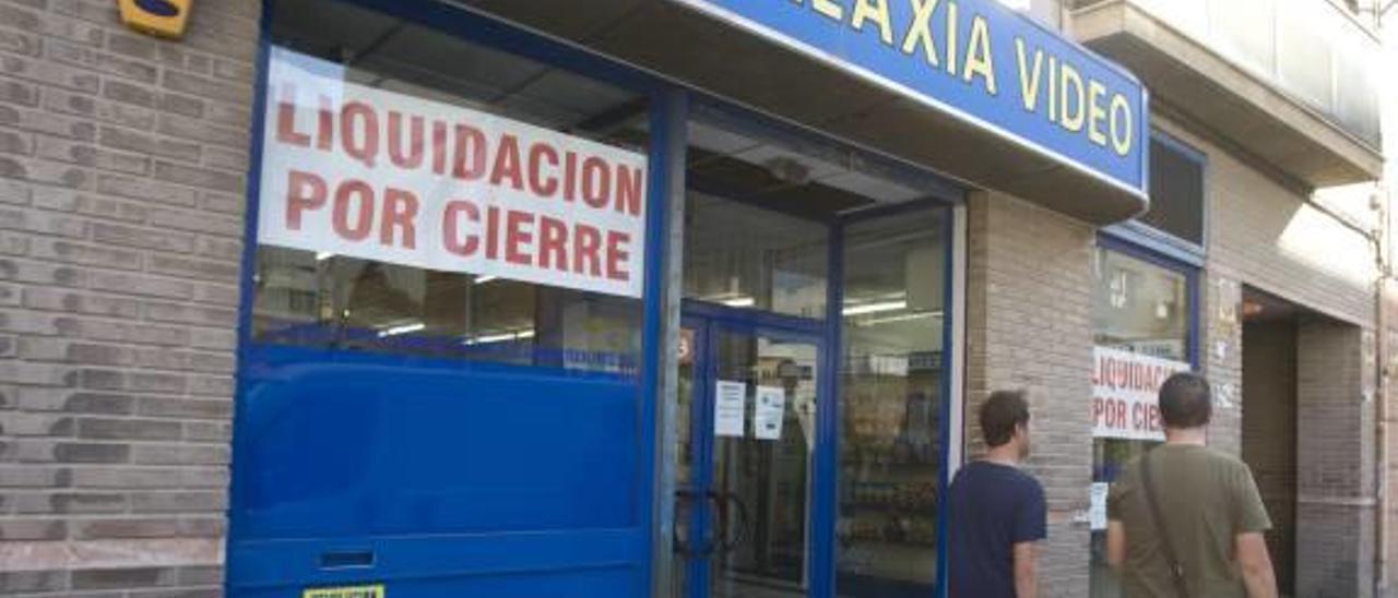 Exterior del establecimiento de la calle Reina, en liquidación.