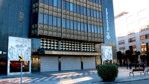 Ledifici de la plaça Imperial Tarraco que ocuparà la Diputació de Tarragona, abandonat des de fa anys i que havia estat la seu de diverses entitats bancàries.