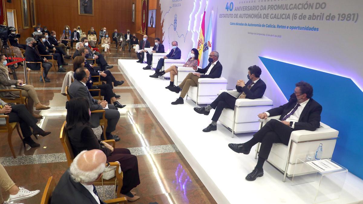 Mesa redonda de directores de periódicos en las jornadas sobre el aniversario del Estatuto en el Parlamento.