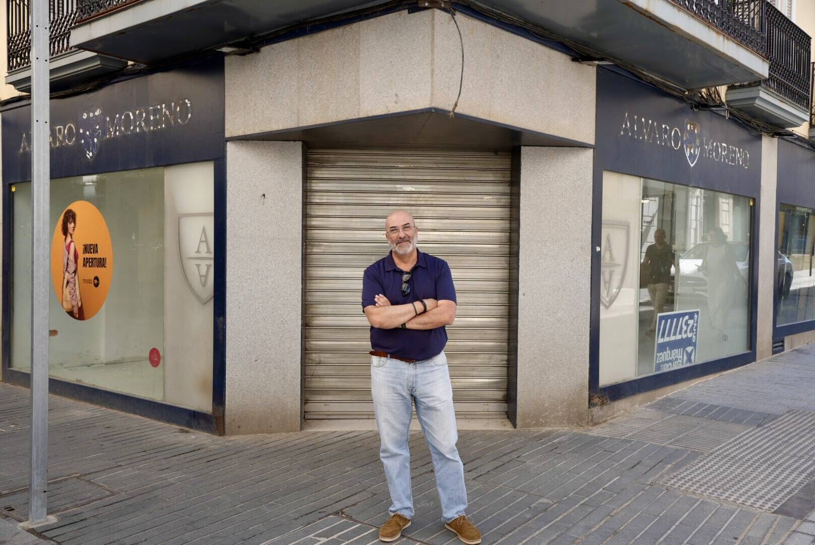 José Manuel Rodríguez, director de Cáritas Diocesana de Mérida-Badajoz, muestra el local de Moda re- en la calle Menacho, donde ya han comenzado las obras.