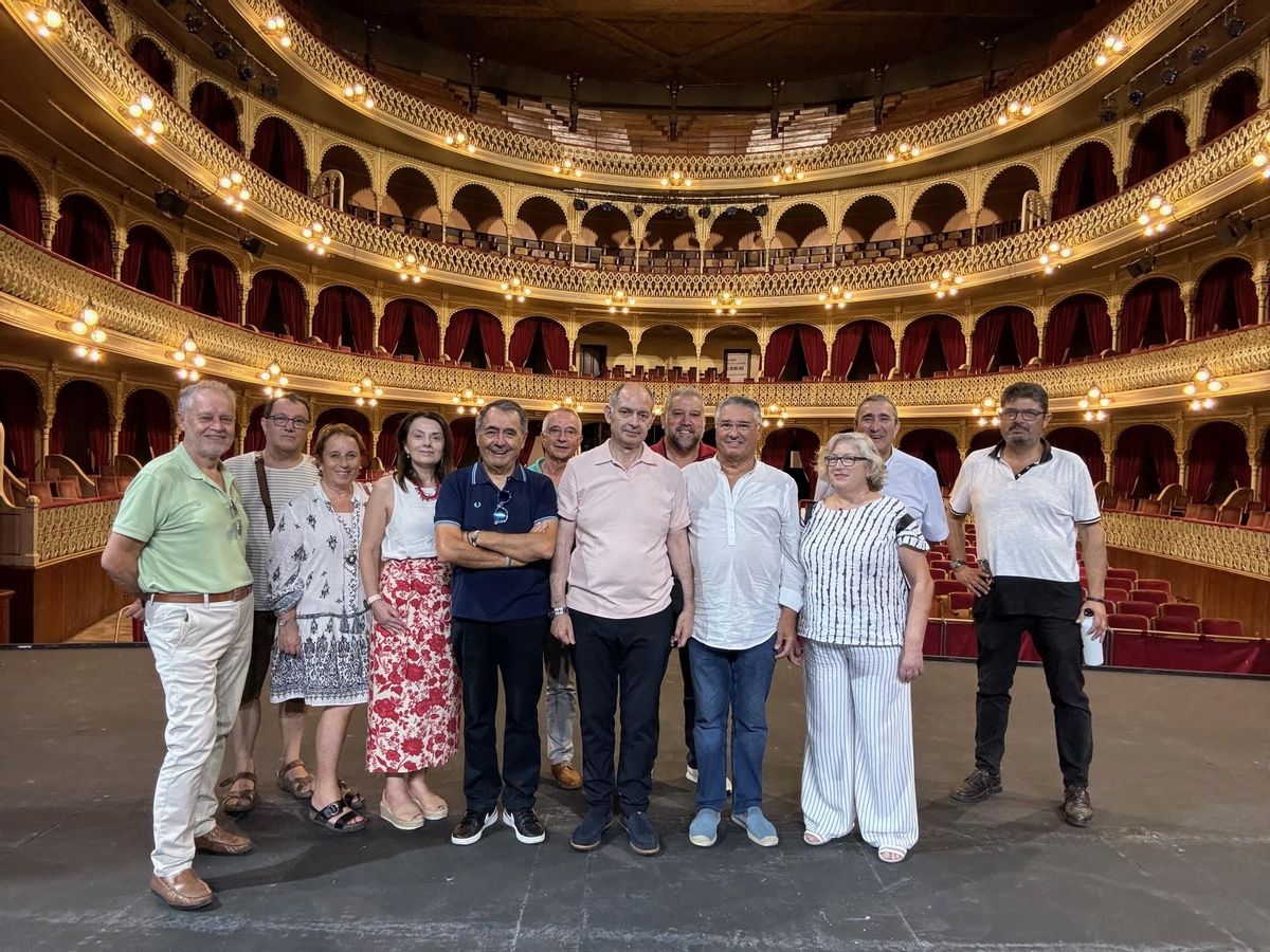 La visita de la delegación grovense al Teatro Manuel de Falla.