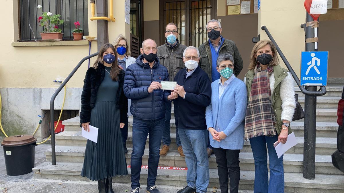La cooperativa radio taxi Oviedo-Principado ha donado un cheque a la cocina económica