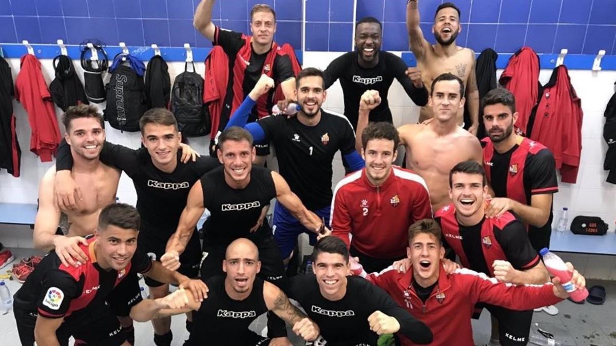 Los jugadores del Reus celebran el triunfo de Alcorcón en el vestuario.