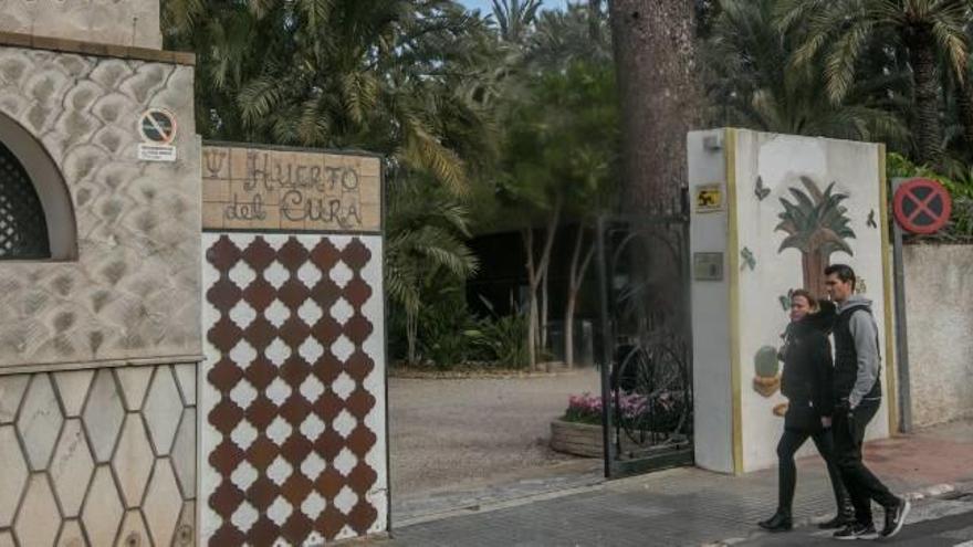 Visitantes entrando en el Jardín Huerto del Cura.