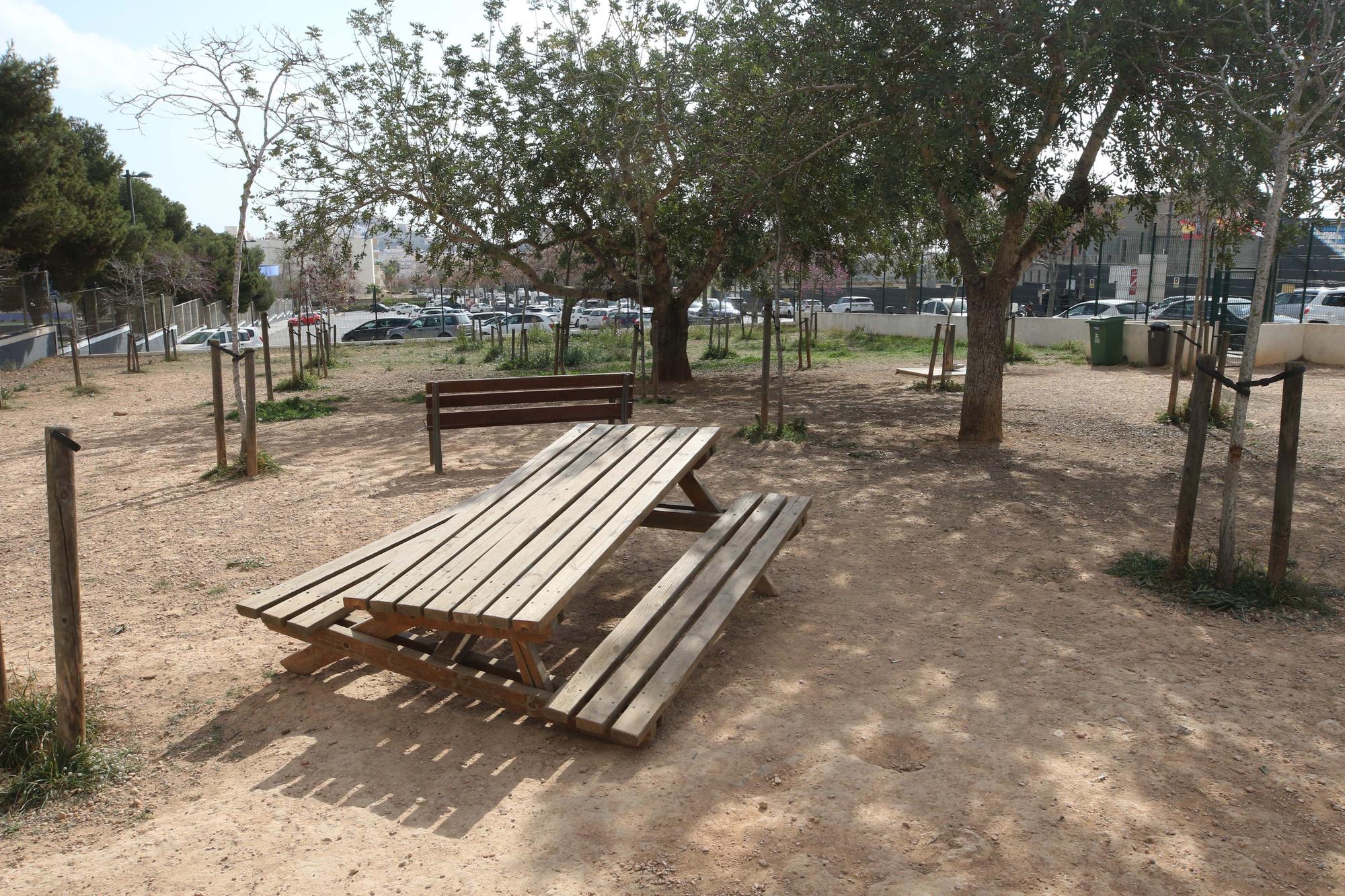 Deterioro de los parques canino e infantil de Can Misses