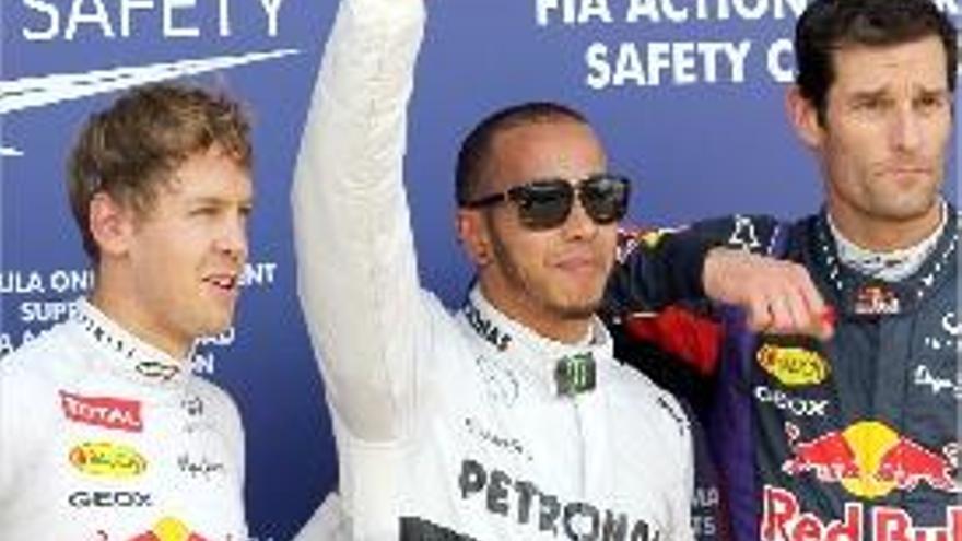 L&#039;anglès de Mercedes celebra la &quot;pole&quot; al costat de Vettel i Webber.