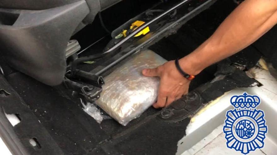 Así ocultaban la droga en el coche.