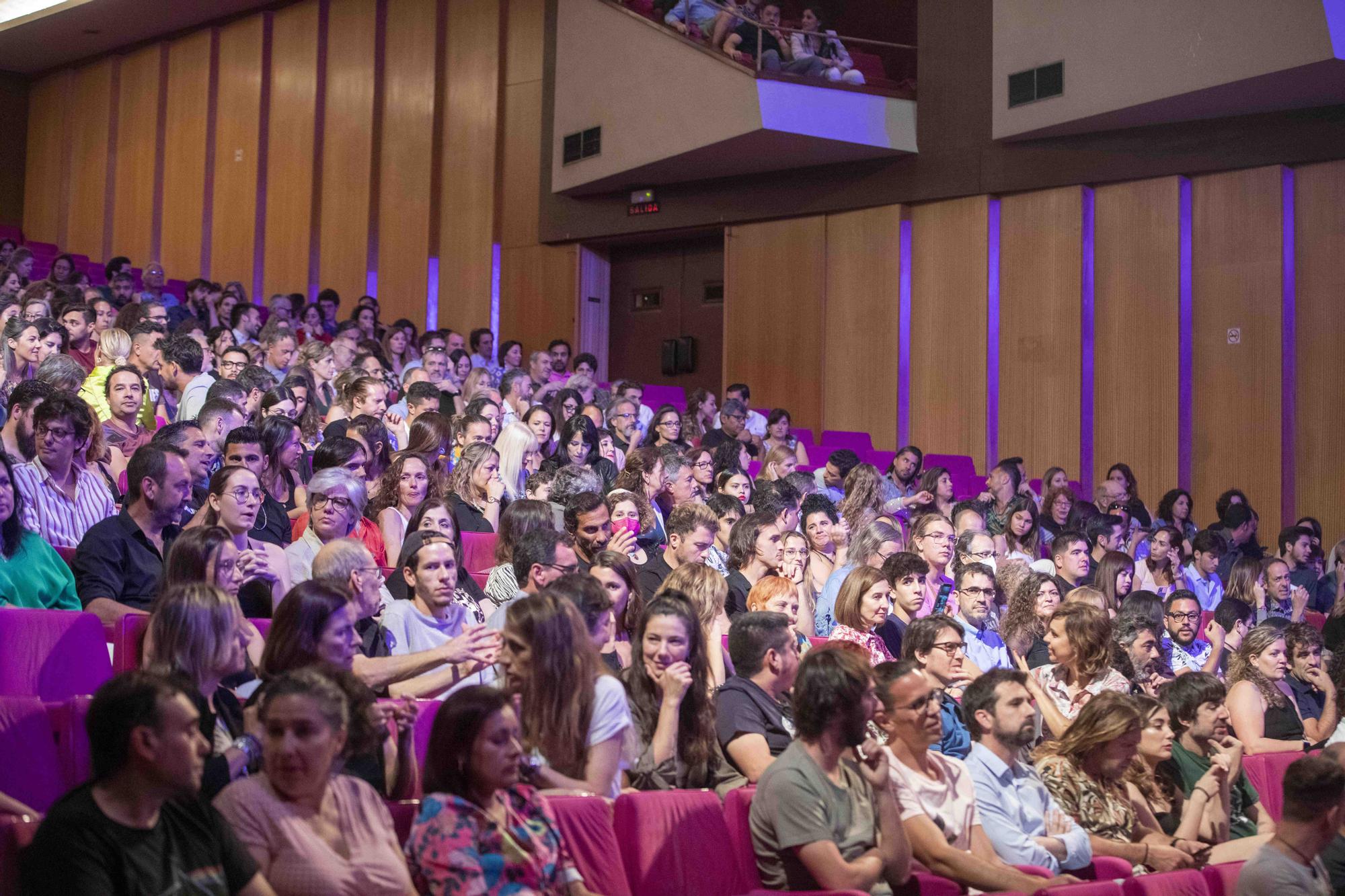 Platea, al inicio del concierto, todavía con el público sentado