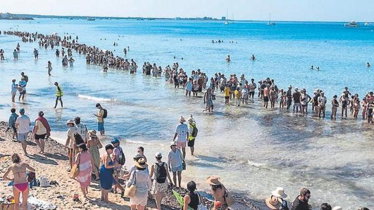Miles de personas forman una cadena humana para protestar contra la desprotección de es Trenc.