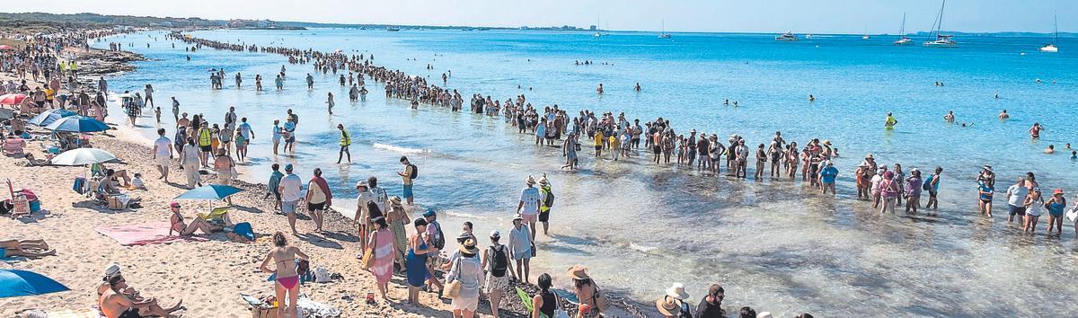 Miles de personas forman una cadena humana para protestar contra la desprotección de es Trenc.