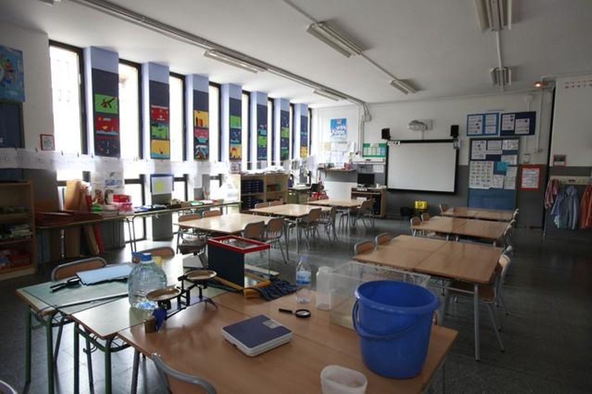 Una aula buida al CEIP Joan Miró a causa de la vaga del 22-M.